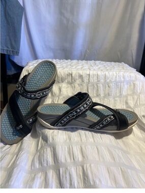 Bear Traps Women’s 7-1/2 Blue and Gray Slip-On Sandals with Patterned Straps